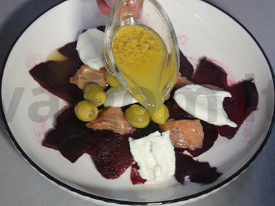 Burokėlių salotas su upėtakiu, varškės sūriu ir alyvuogėmis Žingsnis 8