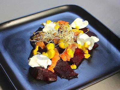 Burokėlių salotas su upėtakiu, varškės sūriu ir alyvuogėmis pagrindine nuotrauka