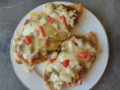 Vištiena po sūrio-grybų apklotu pagrindine nuotrauka