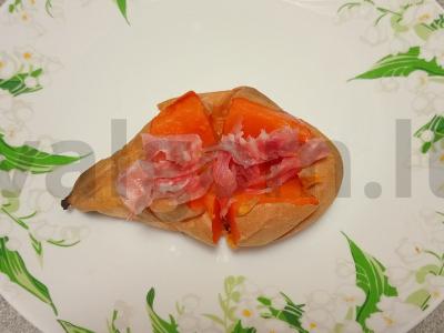 Keptas batatas su rūkytos dešros ir sūrio įdaru Žingsnis 4