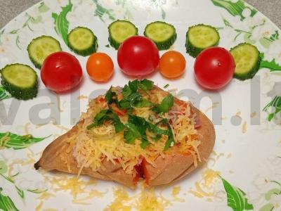 Keptas batatas su rūkytos dešros ir sūrio įdaru pagrindine nuotrauka