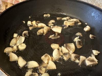 Sotūs pusryčiai sportininkui su bekonu ir grybais Žingsnis 1