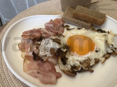 Sotūs pusryčiai sportininkui su bekonu ir grybais pagrindine nuotrauka