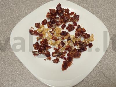 Dattelės, džiovinti abrikosai ir graikiniai riešutai Žingsnis 2