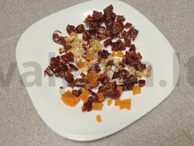 Dattelės, džiovinti abrikosai ir graikiniai riešutai Žingsnis 3