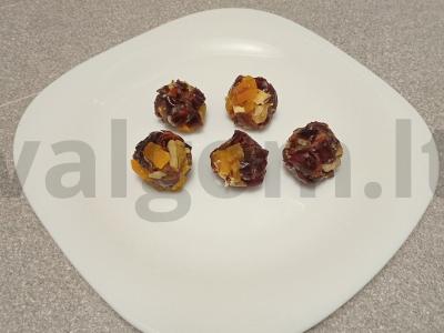 Dattelės, džiovinti abrikosai ir graikiniai riešutai Žingsnis 5