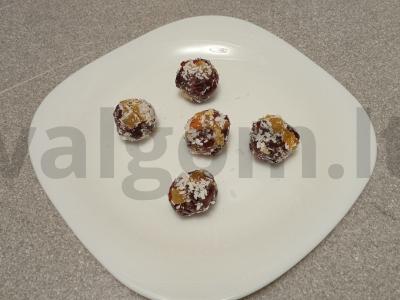 Dattelės, džiovinti abrikosai ir graikiniai riešutai pagrindine nuotrauka