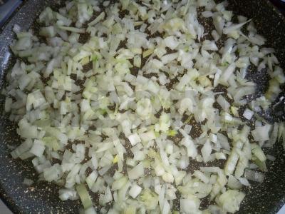 Penne su konservuotomis sardinėmis ir troškintu svogūnu Žingsnis 1