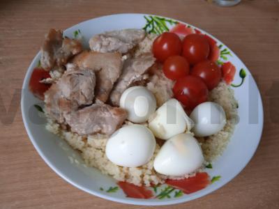 Kuskuso, kiaulienos, vyšnininių pomidorų ir putpelių kiaušinių dubuo Žingsnis 6