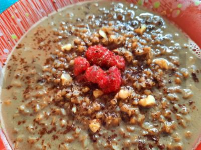 Grikių šokoladinė košė su graikiniais riešutais pagrindine nuotrauka