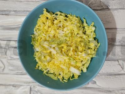 Salotas „Mįslė“ su kiaušinių blyneliu Žingsnis 1