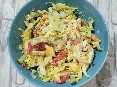 Salotas „Mįslė“ su kiaušinių blyneliu pagrindine nuotrauka