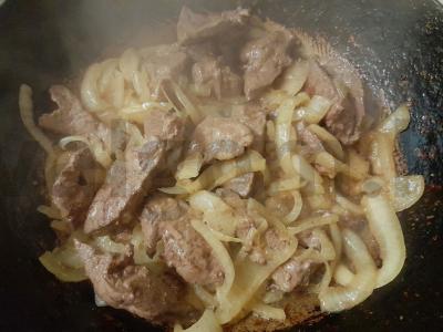 Jautienos kepenų bifšteksas su grietine Žingsnis 4