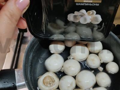 Salotas su kalakutiena, grybais ir parmezanu Žingsnis 3