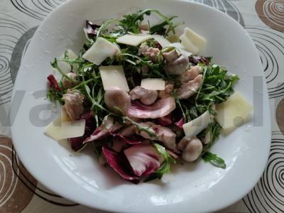 Salotas su kalakutiena, grybais ir parmezanu pagrindine nuotrauka