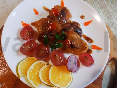 Vištienos kepenėlės tešloje su vynuogėmis ir čili padažu pagrindine nuotrauka