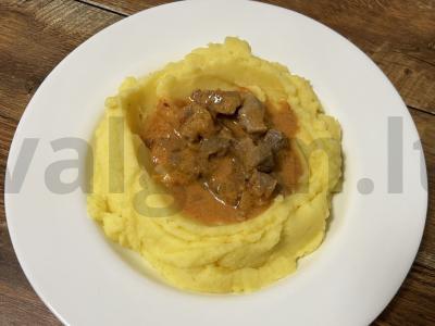 Kvapnus jautienos guliašas vakarienei pagrindine nuotrauka