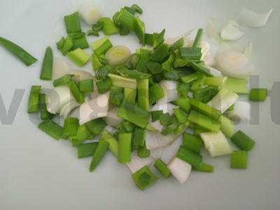 Vištienos sriuba su špinatais, žaliuoju svogūnu ir kiaušiniu Žingsnis 3