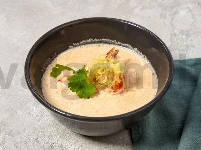 Tailandietiška sriuba su kokosų pienu ir krevetėmis pagrindine nuotrauka