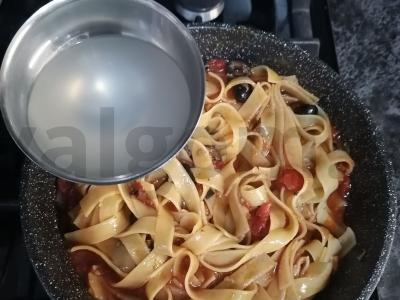 Fettuccine a la puttanesca Žingsnis 7