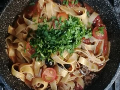 Fettuccine a la puttanesca Žingsnis 8