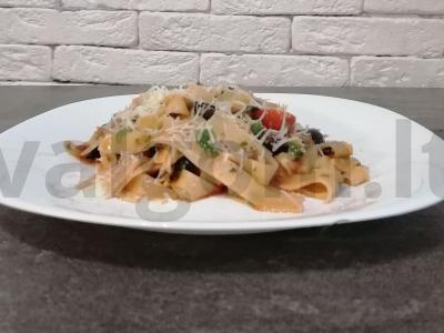 Fettuccine a la puttanesca pagrindine nuotrauka