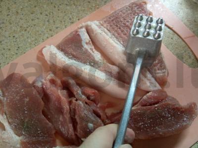 Kiaulienos kepsniai actu ir spanguolių marinate Žingsnis 2