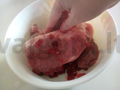 Kiaulienos kepsniai actu ir spanguolių marinate Žingsnis 4