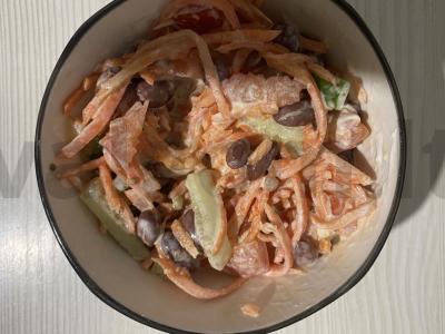 Lengvas ir sotus salotas vakarienei pagrindine nuotrauka