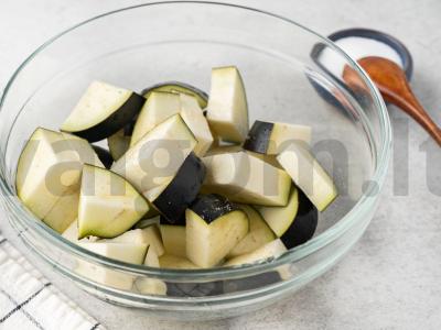 Šiltas salotas su baklažanais ir avinžirniais Žingsnis 1