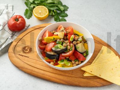 Šiltas salotas su baklažanais ir avinžirniais pagrindine nuotrauka