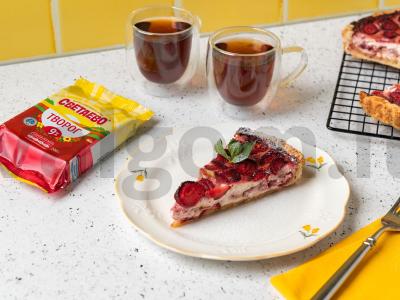 Varškės ir braškių pyragas pagrindine nuotrauka