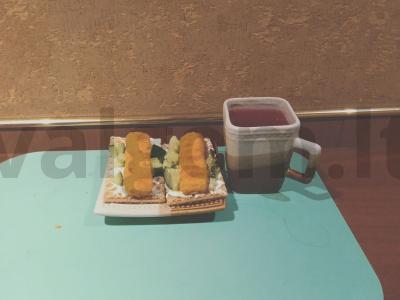 Sumuštinis ant vaflinio duonos pagrindine nuotrauka