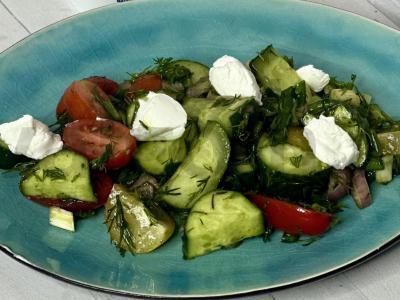 Salotas su varškės sūriu ir šalotiniu svogūnu pagrindine nuotrauka