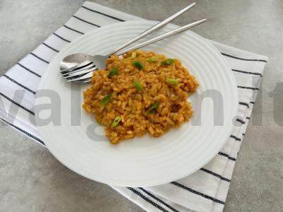 Risotto su pomidorų pasta pagrindine nuotrauka