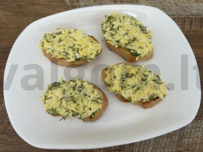 Kvapnūs brusketai su silke ir kiaušinių užtepu Žingsnis 4