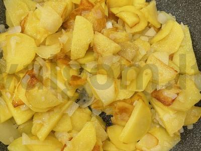 Kepta bulvė su svogūnais pagrindine nuotrauka