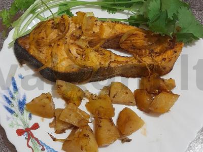 Kepta lašiša su bulvėmis pagrindine nuotrauka