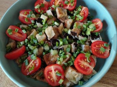 Salotas su vyšniniais pomidorais, baklažanais ir feta sūriu pagrindine nuotrauka