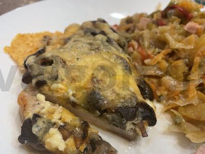 Kiauliena, kepta orkaitėje su pievagrybiais ir sūriu pagrindine nuotrauka