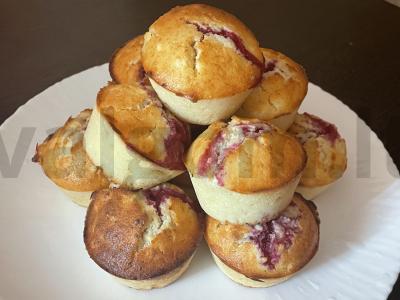 Muffin'ai su šaldyta avietėmis pagrindine nuotrauka