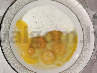 Kiaušinių apkepas su pievagrybiais ir servelatu keptuvėje Žingsnis 1