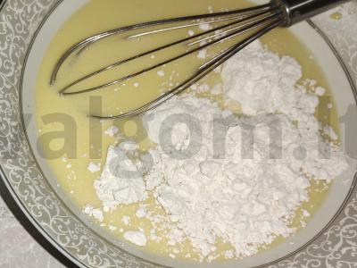 Kiaušinių apkepas su pievagrybiais ir servelatu keptuvėje Žingsnis 2