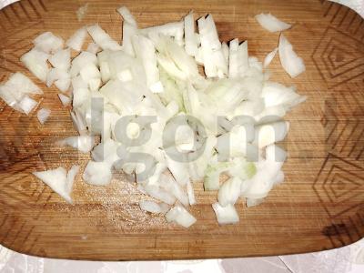 Kiaušinių apkepas su pievagrybiais ir servelatu keptuvėje Žingsnis 4