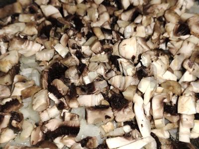 Kiaušinių apkepas su pievagrybiais ir servelatu keptuvėje Žingsnis 5