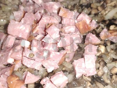 Kiaušinių apkepas su pievagrybiais ir servelatu keptuvėje Žingsnis 6