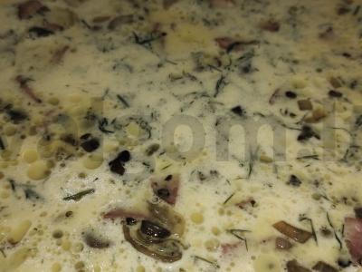 Kiaušinių apkepas su pievagrybiais ir servelatu keptuvėje Žingsnis 7