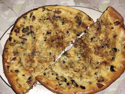 Kiaušinių apkepas su pievagrybiais ir servelatu keptuvėje pagrindine nuotrauka