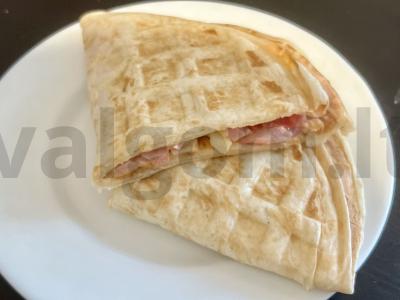 Uždara pica su dešra ir sūriu pagrindine nuotrauka