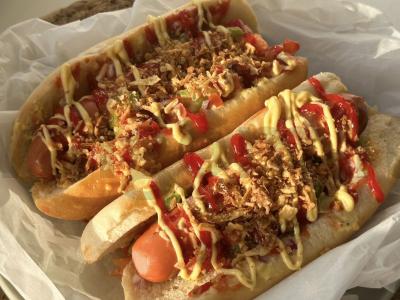 Namų dešrelės su daržovių salsa pagrindine nuotrauka